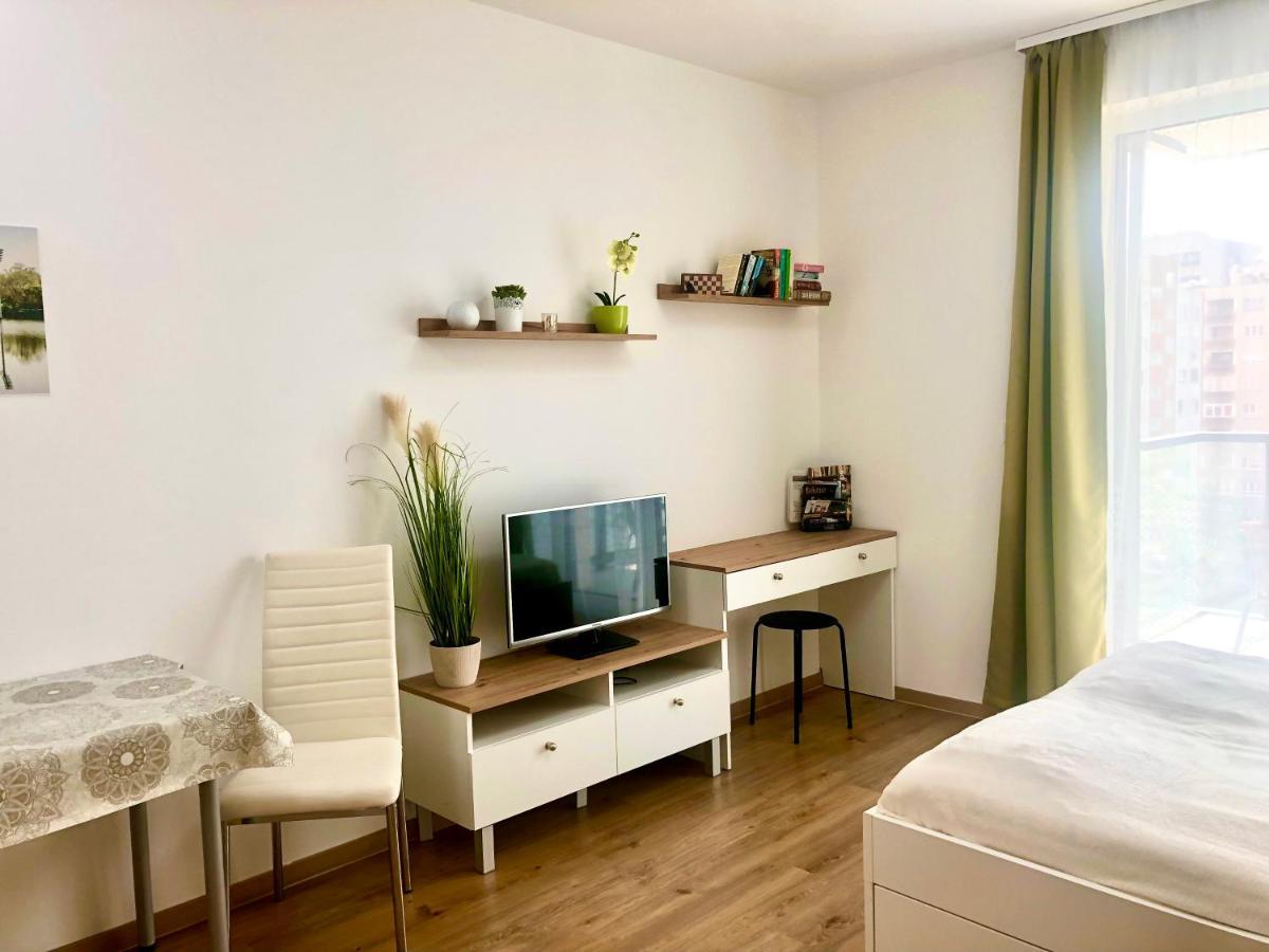 Sweet Home Apartman , 30Sqm Studio, Free Private Parking, Mountain View, Balcony, 20 Min From Downtown Budapeste Exterior foto